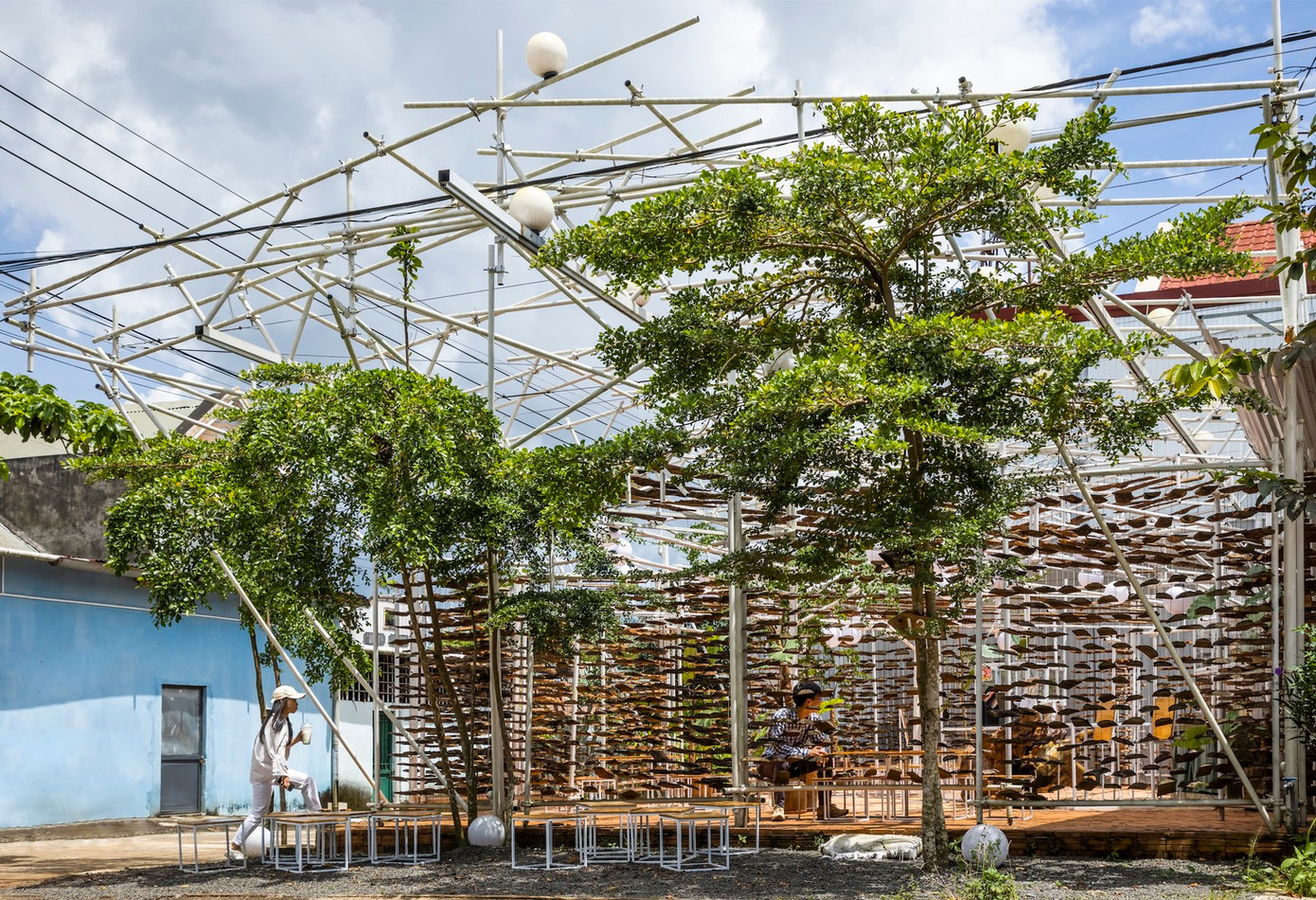 Nhờ lối thiết kế đặc biệt, công trình không mái, không cửa này sau khi hoàn thành đã khiến nhiều bạn trẻ phát "sốt" trong khi phóng viên của tạp chí kiến trúc nổi tiếng là Archdaily thì hết lời khen ngợi và trích dẫn lại bộ ảnh của công trình.