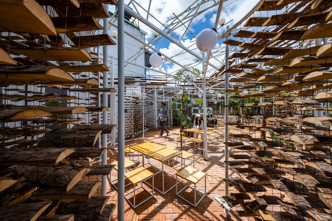 Hệ cửa được đan bằng một lớp dây cáp kết hợp với vân gỗ thông tạo nên sự an toàn, chắc chắn và cuốn hút.