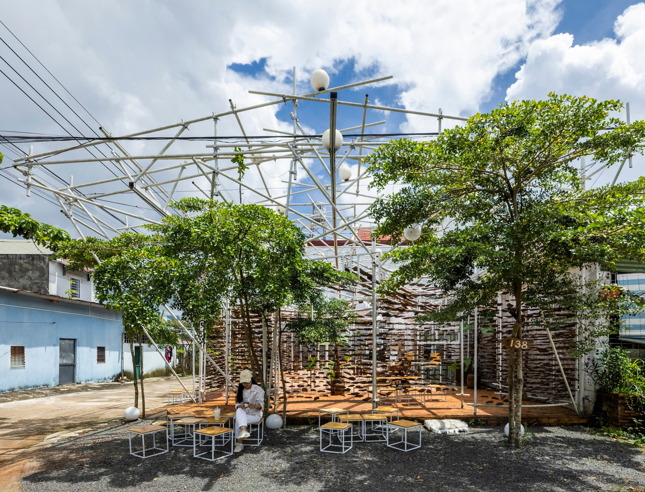 Công trình này tên là Pick Tea, là một quán bán đồ uống nhỏ thuộc TP Bảo Lộc (Lâm Đồng).