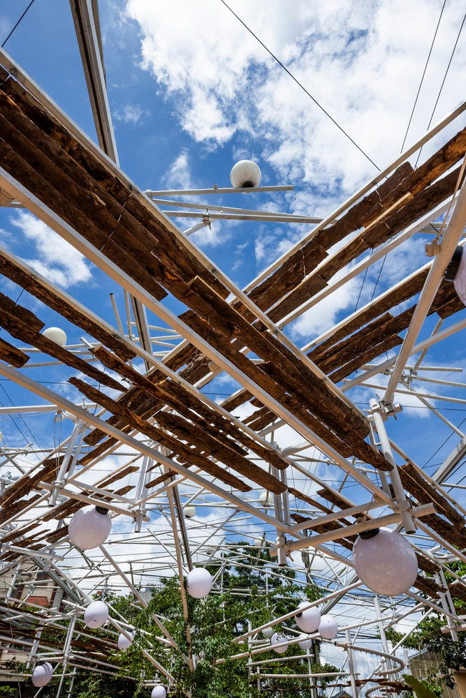 Hệ khung sắt đan xen nhưng vẫn giữ được kết cấu vững chắc để nâng hệ mái che di động bên trên đảm bảo che mưa nắng hoặc có thể mở ra để ngắm bầu trời.