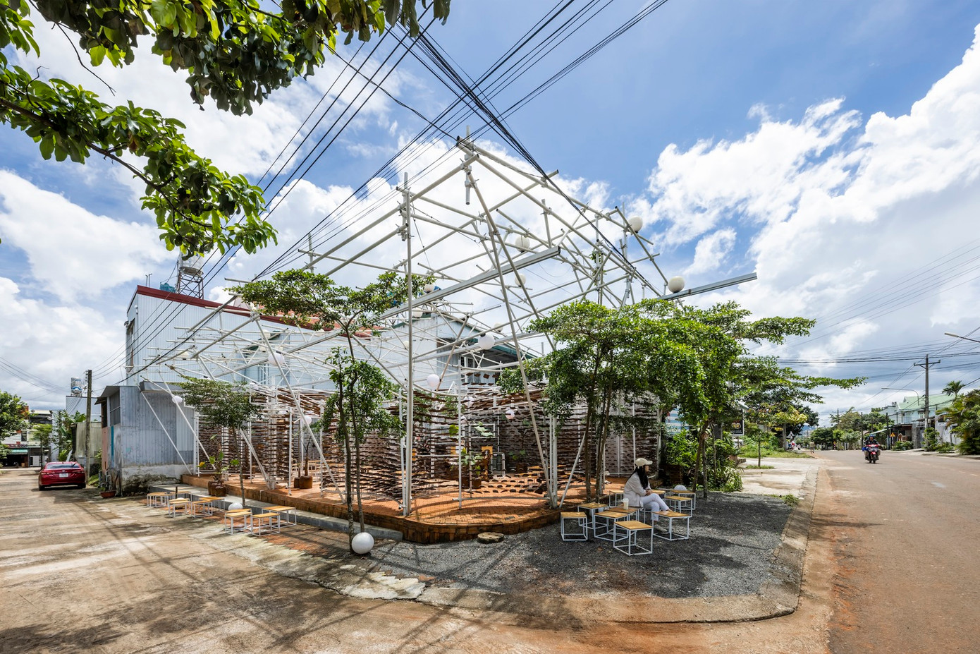 Công trình này tên là Pick Tea, là một quán bán đồ uống nhỏ thuộc TP Bảo Lộc (Lâm Đồng).