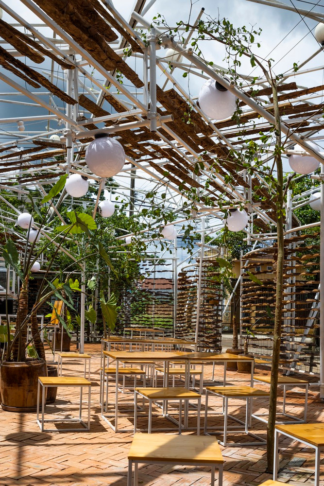 Hệ khung sắt đan xen nhưng vẫn giữ được kết cấu vững chắc để nâng hệ mái che di động bên trên đảm bảo che mưa nắng hoặc có thể mở ra để ngắm bầu trời.