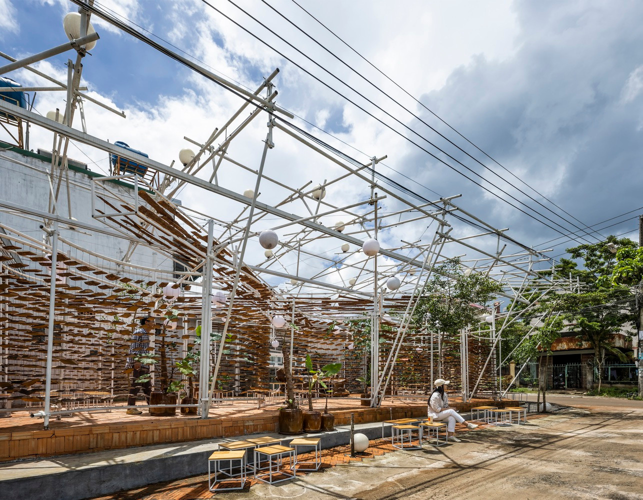 Công trình được xây dựng trên một khu đất trống, với mục đích gọn nhẹ, dễ dàng tháo dỡ để chuyển đổi mục đích sử dụng.