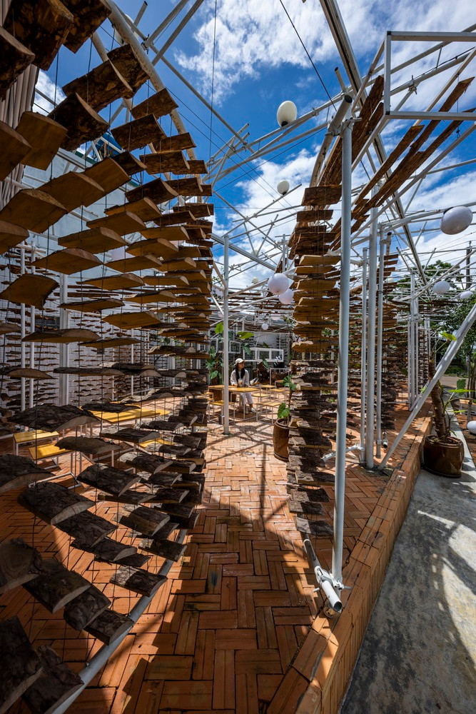 Hệ cửa có thể mở quay, đổi góc dễ dàng.