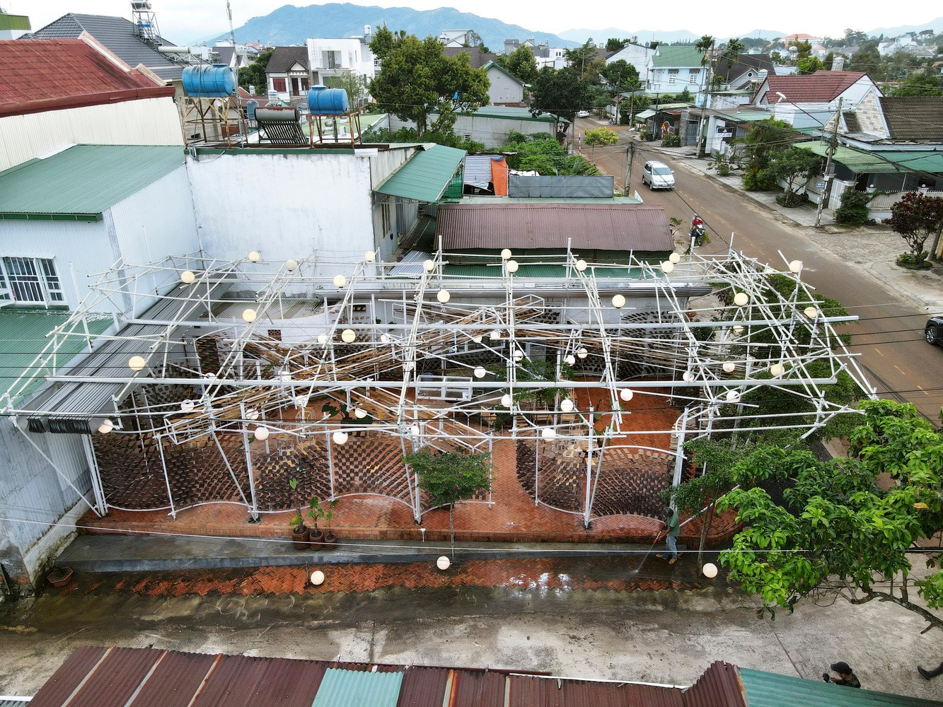 Chủ công trình muốn có một không gian tự do hết mức nên nhóm kiến trúc sư Đinh Anh Tuấn, Phạm Hữu Lộc, Trần Minh Tú của The Bloom Architects đã thiết kế một hệ mái tự do lơ lửng trên trời, đồng thời vẫn thiết kế một hệ thống bạt kéo di động để đảm bảo chuyện nắng mưa như những công trình khác.