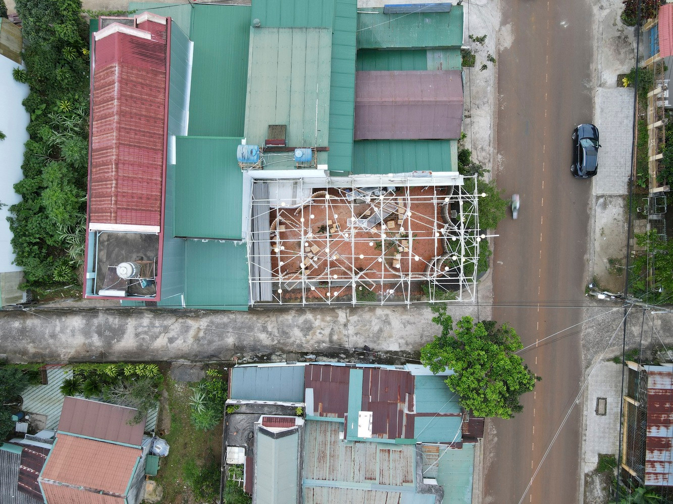 Công trình được xây dựng trên một khu đất trống, với mục đích gọn nhẹ, dễ dàng tháo dỡ để chuyển đổi mục đích sử dụng.
