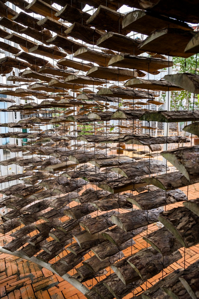 Hệ cửa có thể mở quay, đổi góc dễ dàng.