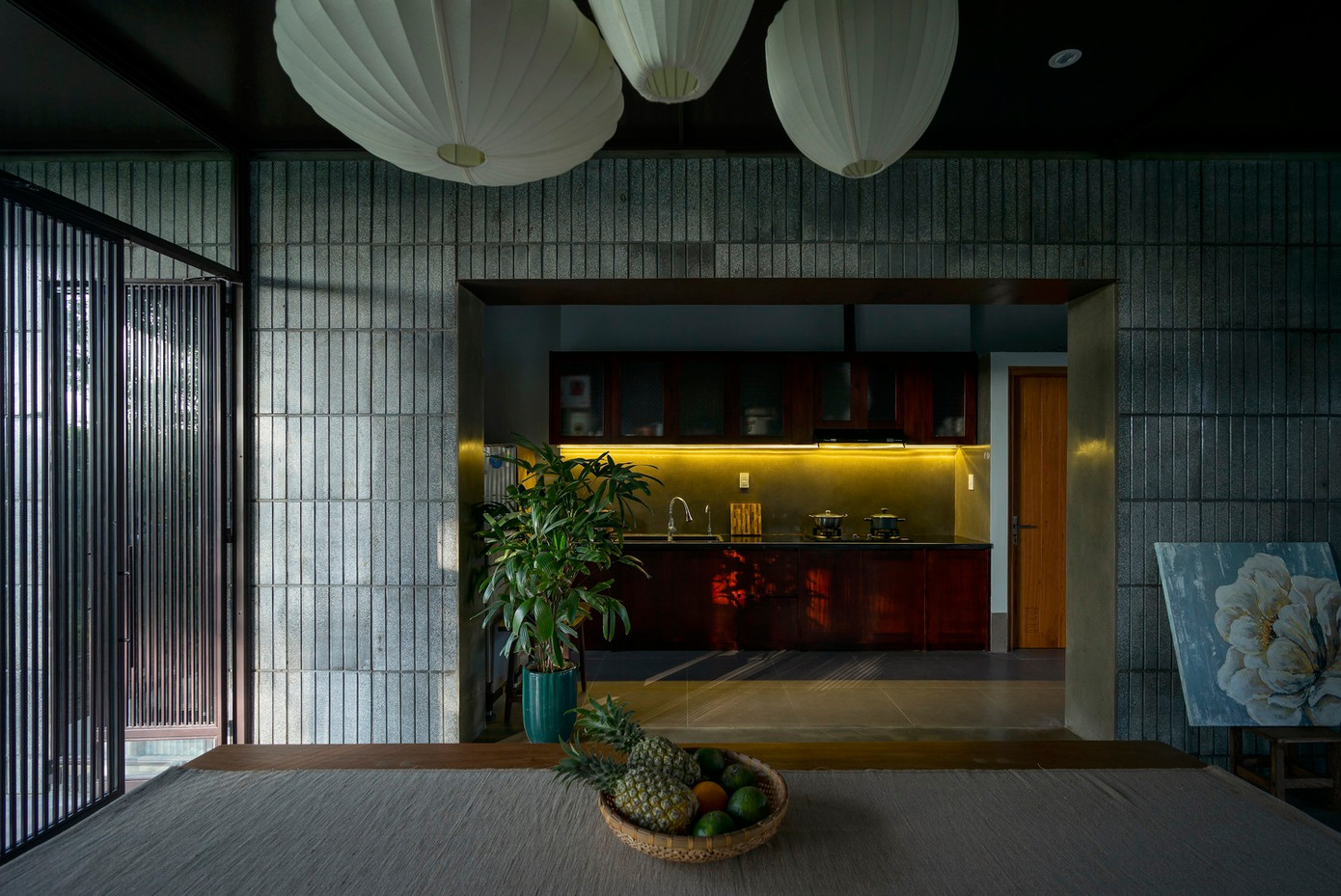 Mỗi chi tiết của ngôi nhà đều được những người thợ thủ công lành nghề của địa phương chăm chút một cách tỉ mỉ. Mỗi chi tiết của ngôi nhà đều được những người thợ thủ công lành nghề của địa phương chăm chút một cách tỉ mỉ.