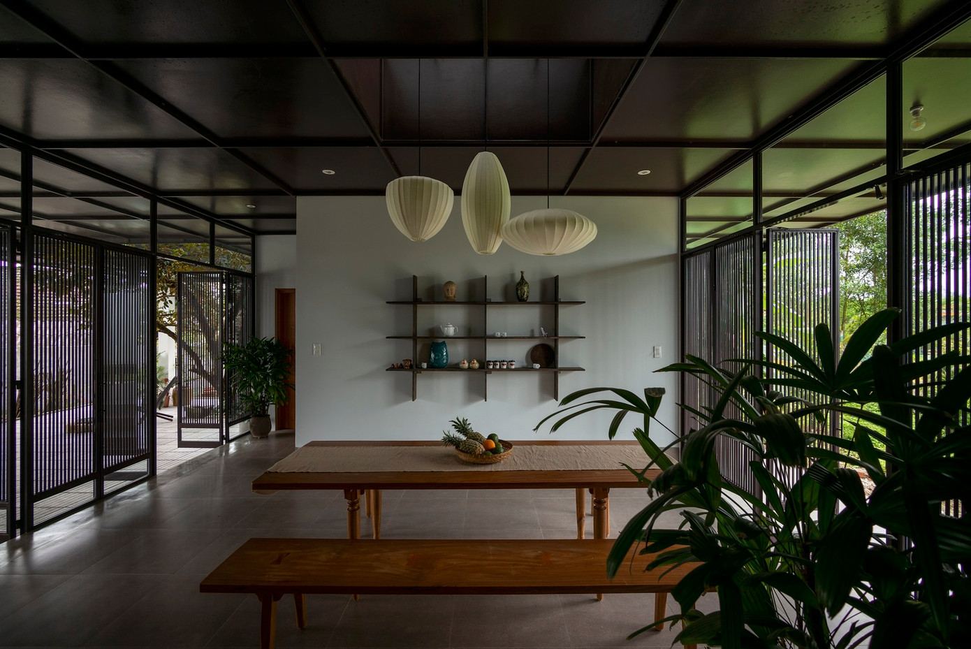 Ngôi nhà có hai mặt thoáng để nhìn ra vườn cây ăn trái và có khoảng sân trước rộng rãi. Ngôi nhà có hai mặt thoáng để nhìn ra vườn cây ăn trái và có khoảng sân trước rộng rãi.