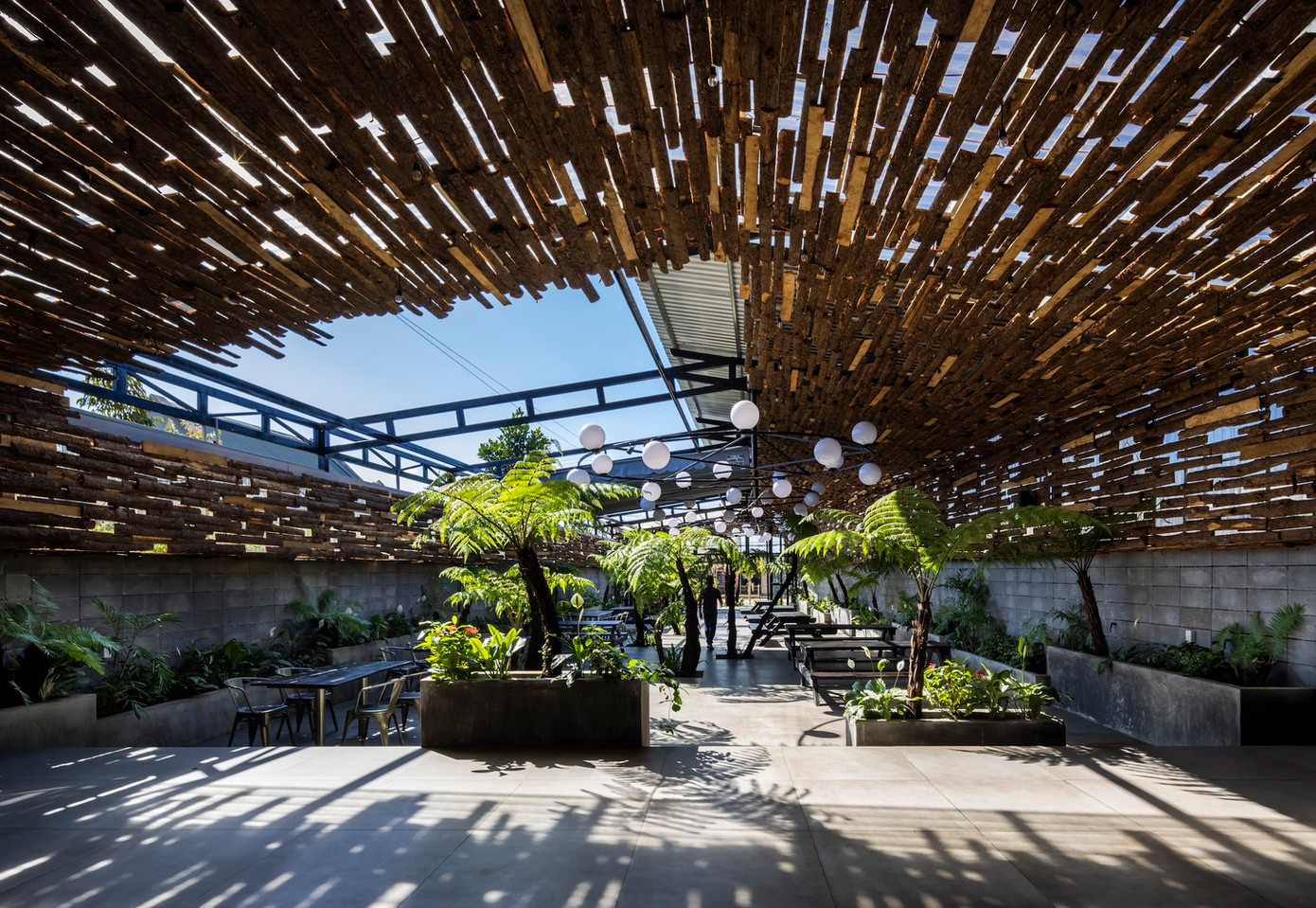 Lớp trần đặc biệt được ghép bằng hàng nghìn thanh gỗ đơn, tạo ra mảng rèm nửa kín nửa hở giúp thực khách có được trải nghiệm ăn uống gần gũi với thiên nhiên.