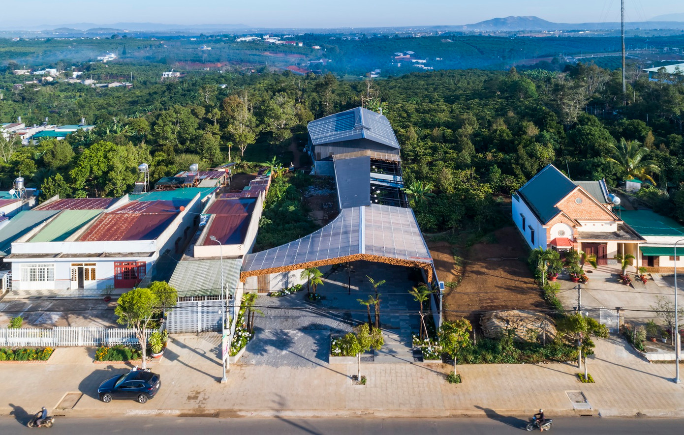 Đây là một dự án nhà hàng do The Bloom thiết kế. Với diện tích 958 m2, tổng thể nhà hàng được chia làm 5 khu vực chính.