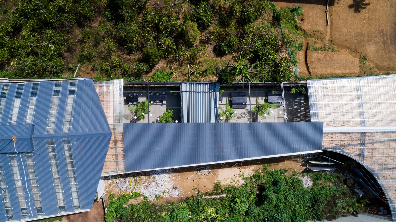 Khu vực ăn uống gồm 2 phần là nửa trong và nửa ngoài trời nhờ cấu tạo có thể kéo ra và nhìn bầu trời bên trên mỗi khi cần.