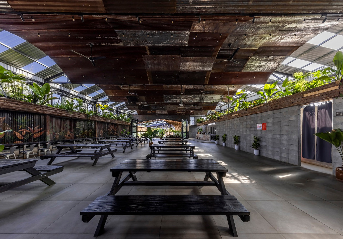 Được biết, dự án hoàn thành vào đầu năm 2023 và các kiến trúc sư kỳ vọng nhiều người sẽ thay đổi tư duy về cách xây dựng nhà hàng theo hướng thân thiện với môi trường thông qua công trình này.