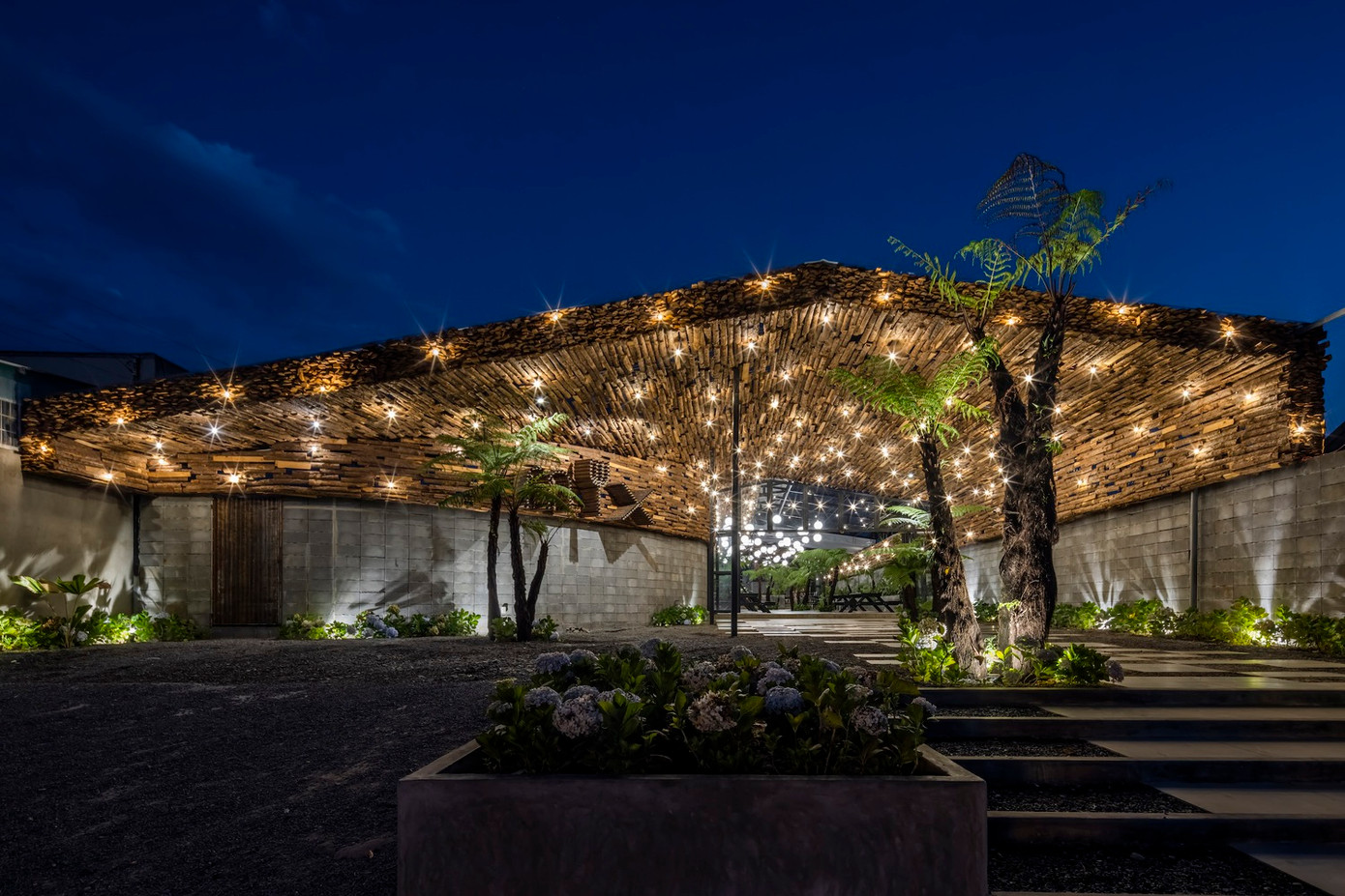 Lớp trần đặc biệt được ghép bằng hàng nghìn thanh gỗ đơn, tạo ra mảng rèm nửa kín nửa hở giúp thực khách có được trải nghiệm ăn uống gần gũi với thiên nhiên.