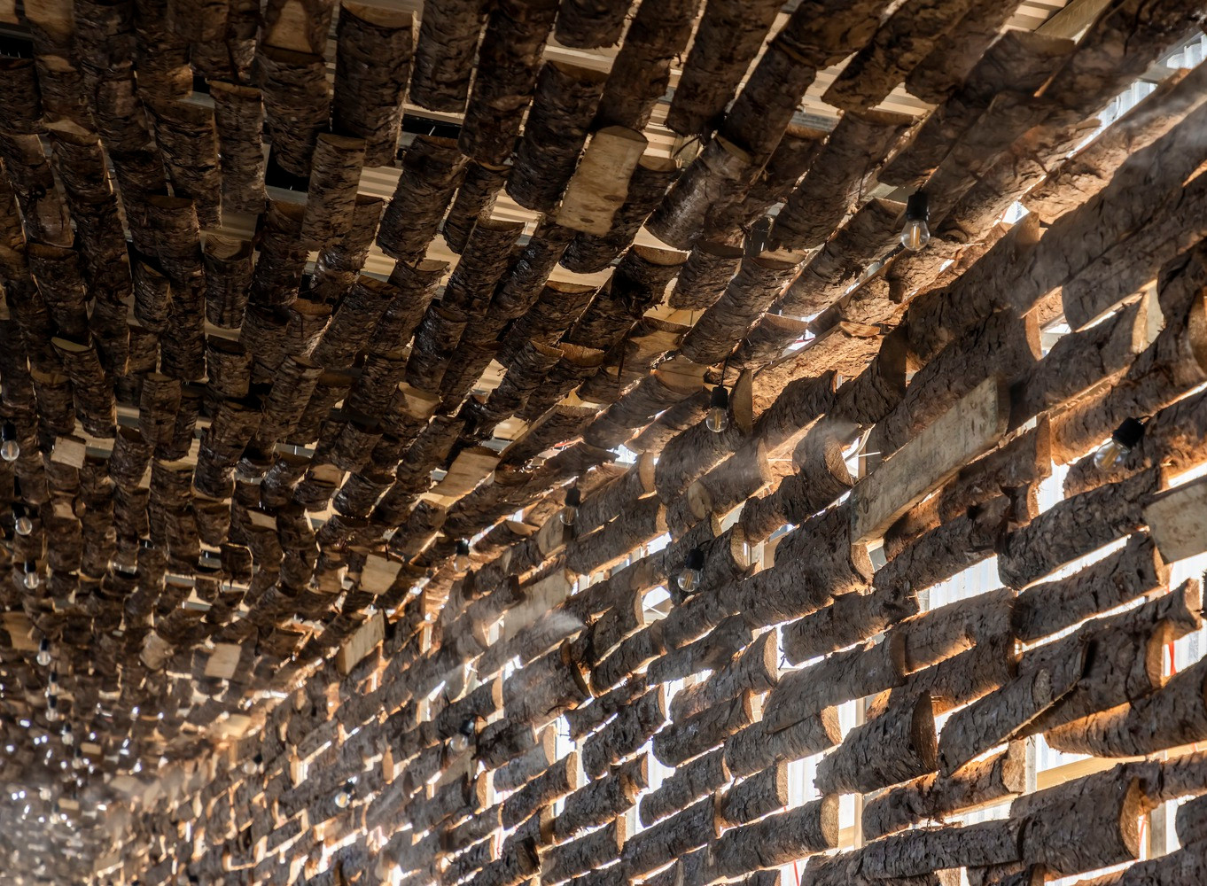 Kiến trúc sư của The Bloom cho biết, hệ mái của công trình được cấu tạo 3 lớp gồm 1 lớp poly chống mưa đồng thời vẫn để ánh sáng lọt qua, 1 lớp kết cấu chịu lực chính, 1 lớp trần gỗ trang trí tạo điểm thu hút cho điểm đầu của công trình.