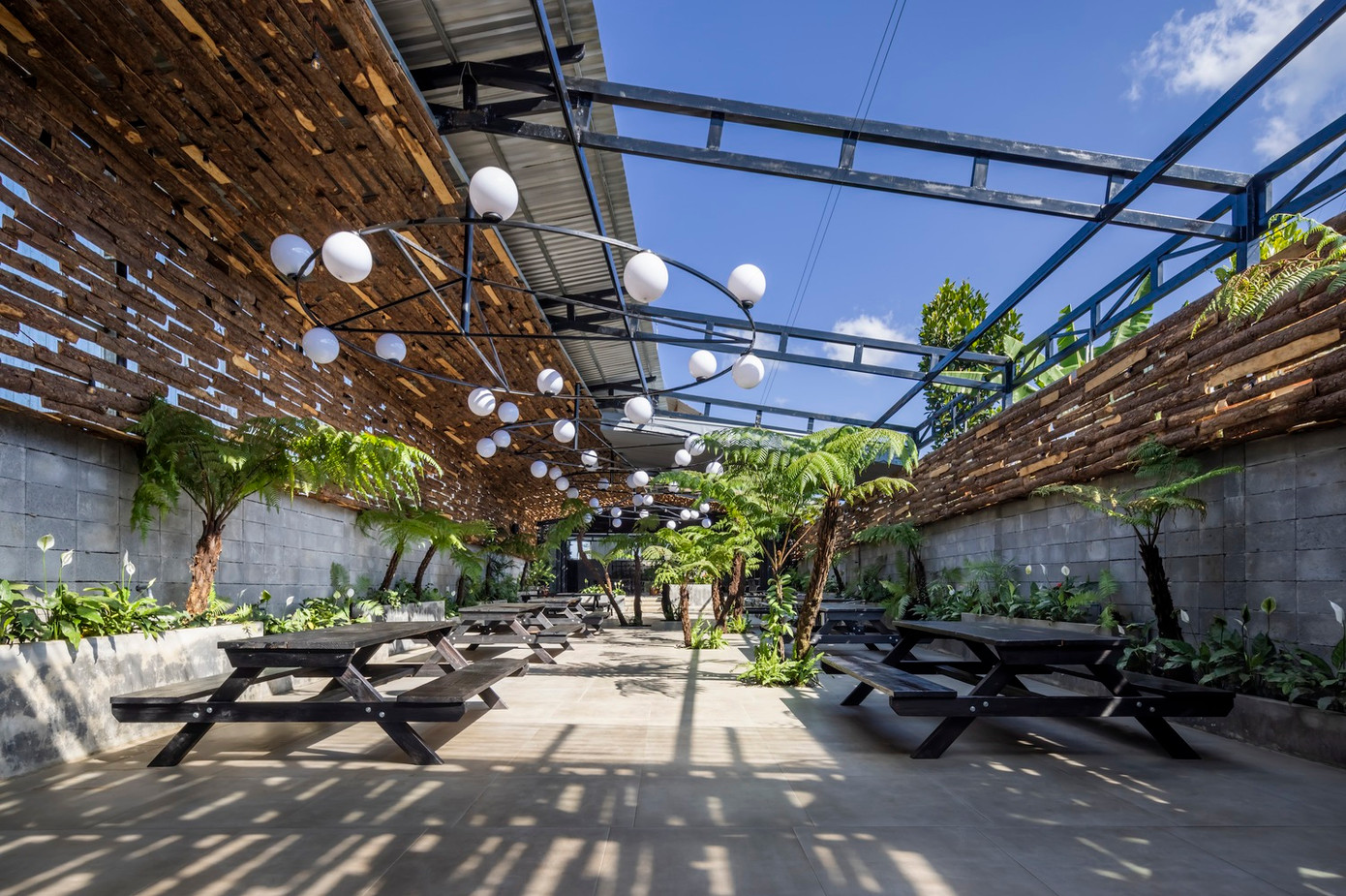 Khu vực ăn uống gồm 2 phần là nửa trong và nửa ngoài trời nhờ cấu tạo có thể kéo ra và nhìn bầu trời bên trên mỗi khi cần.