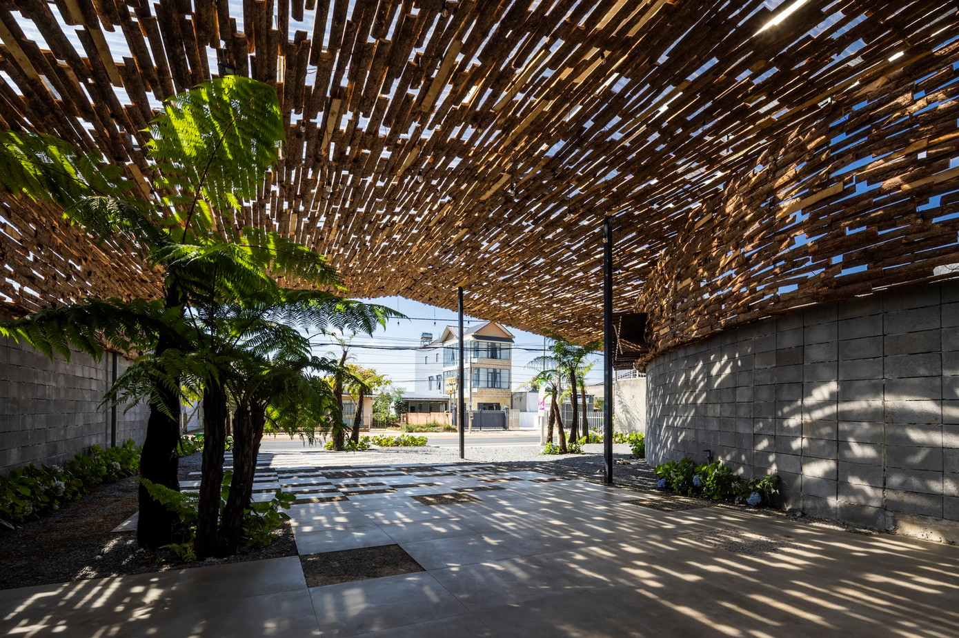 Khu vực bãi đậu xe có một hệ mái đủ lớn để che nắng mưa cho xe, đồng thời vẫn đảm bảo độ thẩm mỹ và hấp dẫn thực khách.