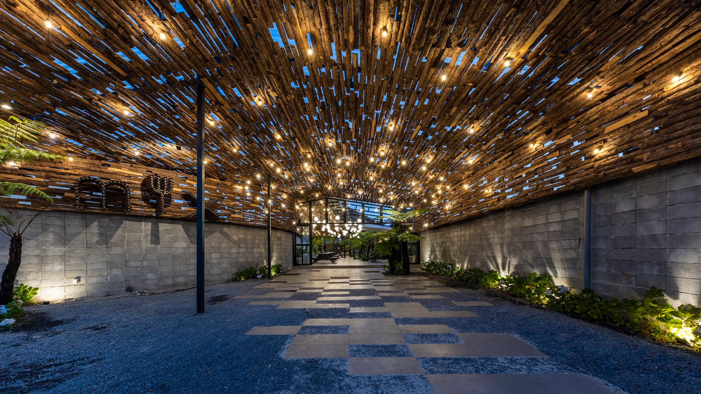 Kiến trúc sư của The Bloom cho biết, hệ mái của công trình được cấu tạo 3 lớp gồm 1 lớp poly chống mưa đồng thời vẫn để ánh sáng lọt qua, 1 lớp kết cấu chịu lực chính, 1 lớp trần gỗ trang trí tạo điểm thu hút cho điểm đầu của công trình.