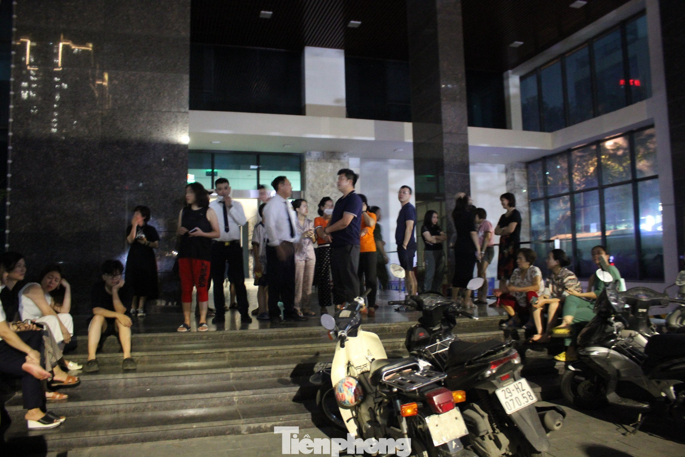 Chia sẻ với PV, anh N, cư dân tòa nhà cho biết, mọi người mua nhà tại đây vì được chủ đầu tư giới thiệu là dự án căn hộ cao cấp siêu sang, sở hữu loạt tiện ích như: Khu trung tâm thương mại vui chơi và mua sắm; Trường học mẫu giáo quốc tế; Trung tâm thể thao, gym, yoga, spa làm đẹp; Hệ thống an ninh chung cư bảo vệ 3 lớp; Thác nước cổng chào độc đáo; Khu vực sảnh đón khách hiện đại, sang trọng;…Tuy nhiên, đến nay tất cả các tiện ích vừa nêu chưa có một hạng mục nào hoàn thành đúng nghĩa và được đưa vào vận hành mặc dù cư dân đã về ở gần 3 năm và một số hộ đã đóng phí để sử dụng tiện ích.