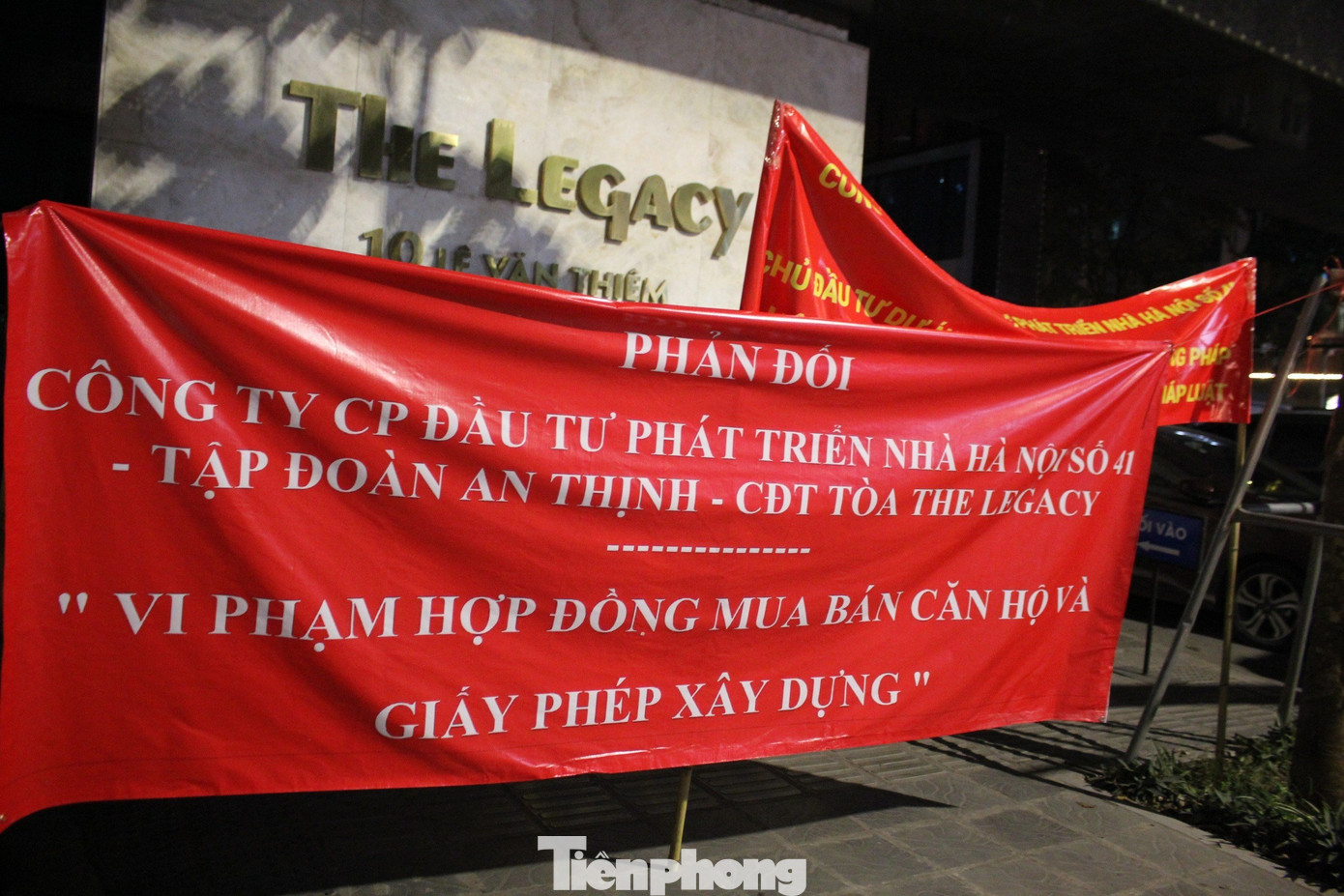 Tối 3/4, hàng trăm cư dân chung cư The Legacy tập trung trước sảnh tòa nhà để căng băng rôn phản đối việc chủ đầu tư là Tập đoàn An Thịnh (An Thịnh Group) và Công ty CP đầu tư phát triển nhà Hà Nội số 41 không thực hiện cam kết theo hợp đồng mua bán căn hộ.