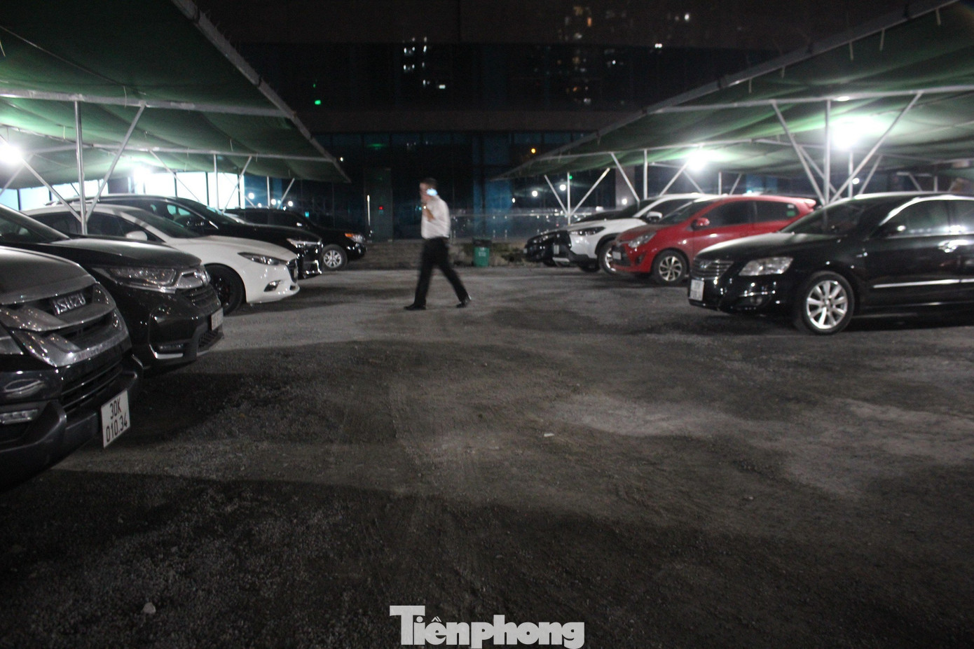 Bãi đỗ xe thông minh trên thực tế chỉ là một bãi đất trống rải sỏi, có một số ụ bê tông tạm bợ để ngăn cách các hàng xe. Do đó, dù sống trong khu chung cư siêu sang nhưng các cư dân vẫn phải đội mưa đi lấy xe trong khi ngày nắng gió thì bụi bay mù mịt.