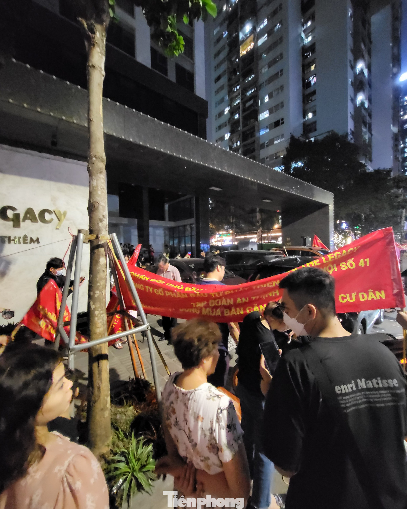 Từ ngày 1/4, phía chủ đầu tư thông báo ngừng phục vụ các phương tiện của cư dân chưa đóng phí dịch vụ, phí trông giữ phương tiện khiến cư dân bức xúc và dẫn tới việc họ căng băng rôn phản đối hành vi của chủ đầu tư.