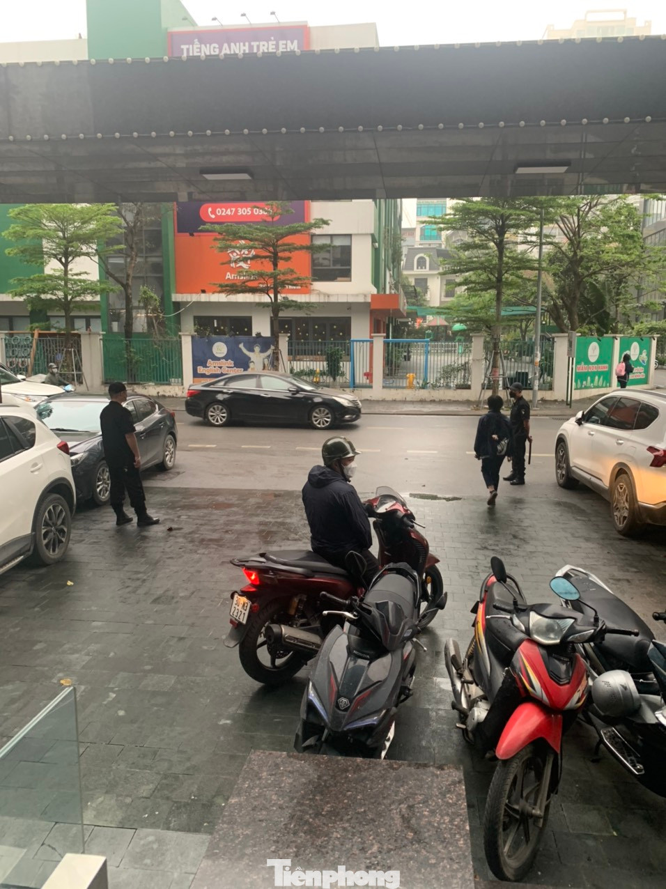 Từ ngày 1/4, phía chủ đầu tư thông báo ngừng phục vụ các phương tiện của cư dân chưa đóng phí dịch vụ, phí trông giữ phương tiện khiến cư dân bức xúc và dẫn tới việc họ căng băng rôn phản đối hành vi của chủ đầu tư.