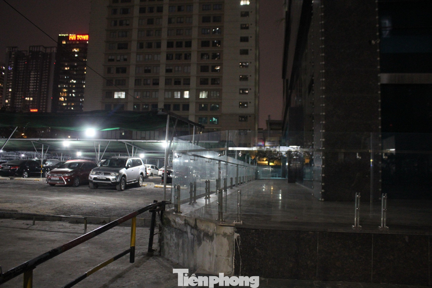 Chia sẻ với PV, anh N, cư dân tòa nhà cho biết, mọi người mua nhà tại đây vì được chủ đầu tư giới thiệu là dự án căn hộ cao cấp siêu sang, sở hữu loạt tiện ích như: Khu trung tâm thương mại vui chơi và mua sắm; Trường học mẫu giáo quốc tế; Trung tâm thể thao, gym, yoga, spa làm đẹp; Hệ thống an ninh chung cư bảo vệ 3 lớp; Thác nước cổng chào độc đáo; Khu vực sảnh đón khách hiện đại, sang trọng;…Tuy nhiên, đến nay tất cả các tiện ích vừa nêu chưa có một hạng mục nào hoàn thành đúng nghĩa và được đưa vào vận hành mặc dù cư dân đã về ở gần 3 năm và một số hộ đã đóng phí để sử dụng tiện ích.