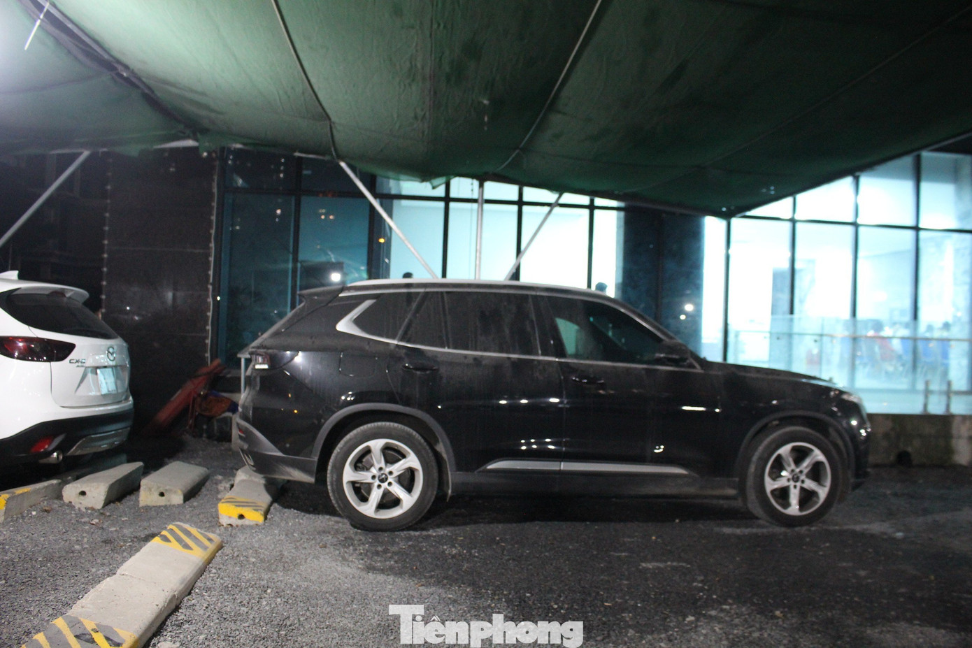 Đáng chú ý, dự án này được giới thiệu là có bãi đỗ xe thông minh và bể bơi sang trọng nhưng trên thực tế hai hạng mục này đều đang bỏ ngỏ.