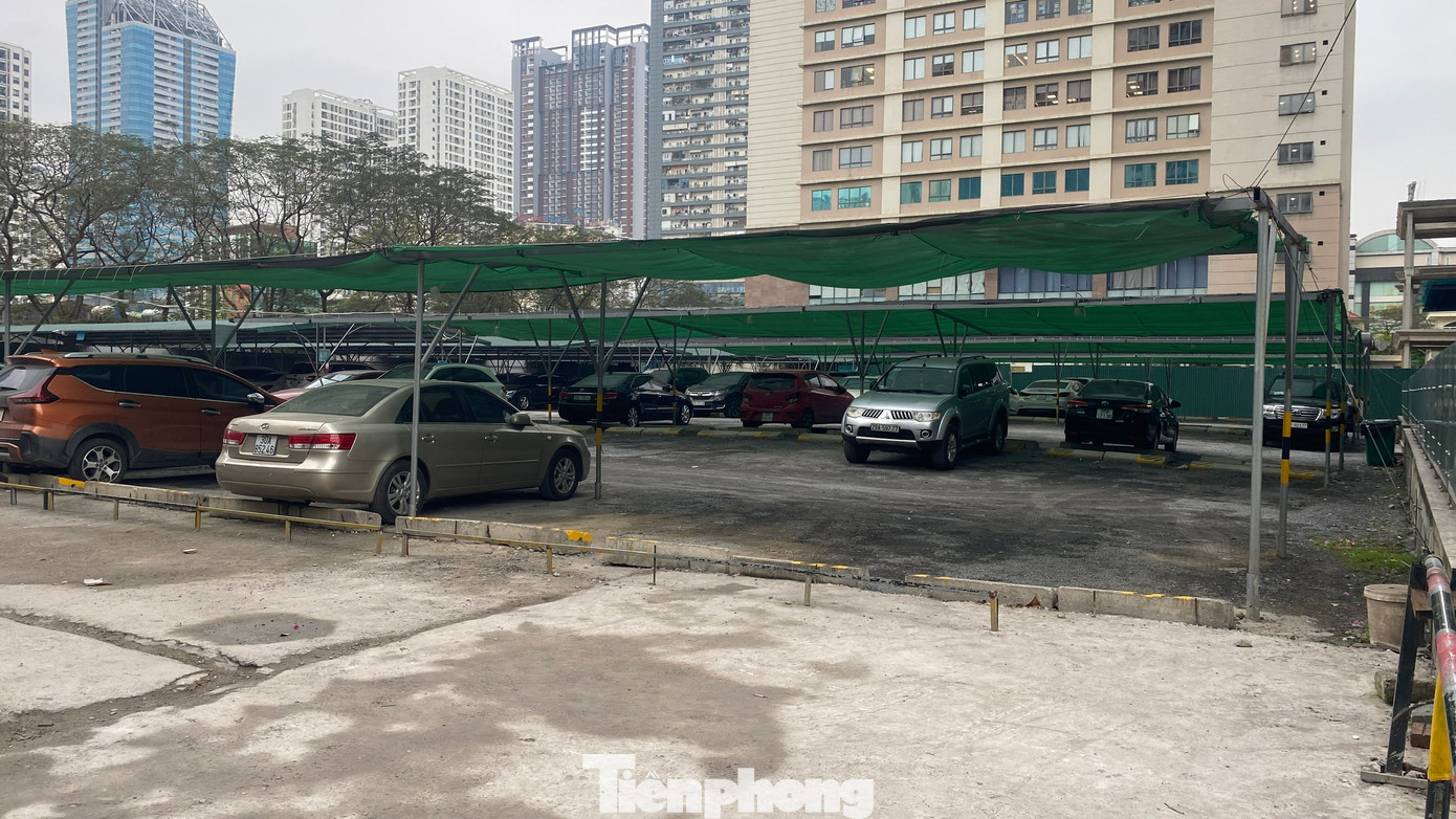 Bãi đỗ xe thông minh trên thực tế chỉ là một bãi đất trống rải sỏi, có một số ụ bê tông tạm bợ để ngăn cách các hàng xe. Do đó, dù sống trong khu chung cư siêu sang nhưng các cư dân vẫn phải đội mưa đi lấy xe trong khi ngày nắng gió thì bụi bay mù mịt.