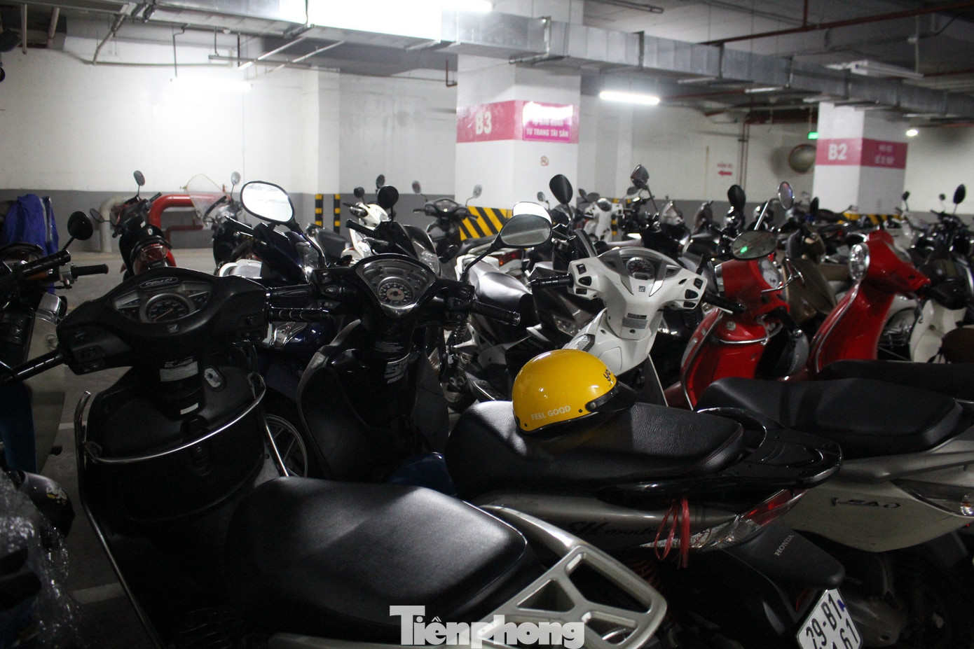 Anh A, một cư dân khác của tòa nhà cho biết, mặc dù anh và gia đình đã về ở tại dự án hơn 2 năm nhưng số lần anh được để xe xuống hầm chỉ đếm trên đầu ngón tay vì tầng hầm gửi xe quá chật và nhỏ.