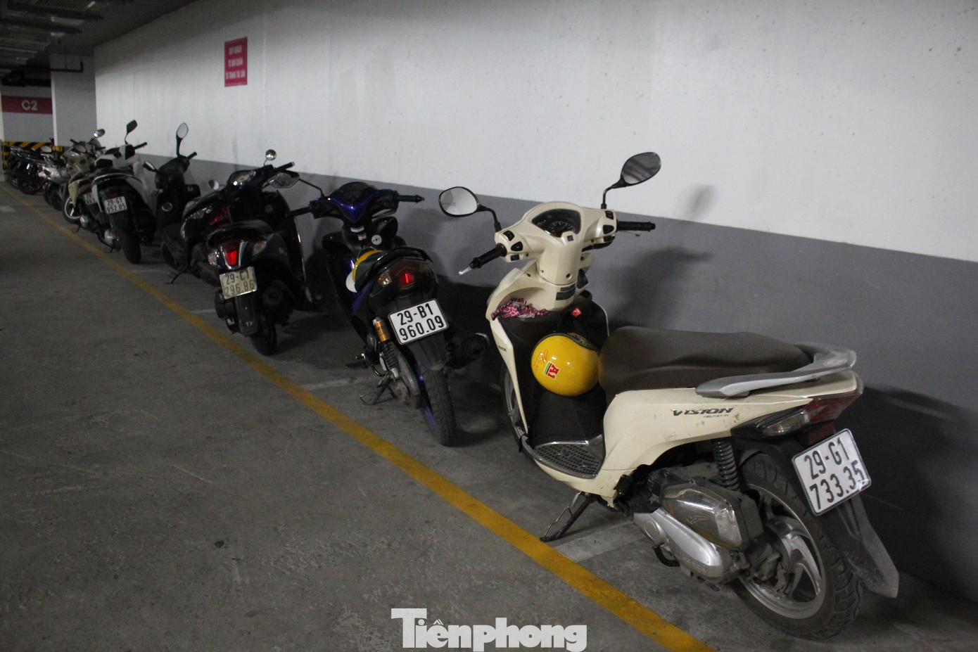 Anh A, một cư dân khác của tòa nhà cho biết, mặc dù anh và gia đình đã về ở tại dự án hơn 2 năm nhưng số lần anh được để xe xuống hầm chỉ đếm trên đầu ngón tay vì tầng hầm gửi xe quá chật và nhỏ.