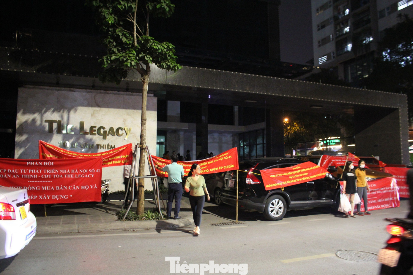 Tối 3/4, hàng trăm cư dân chung cư The Legacy tập trung trước sảnh tòa nhà để căng băng rôn phản đối việc chủ đầu tư là Tập đoàn An Thịnh (An Thịnh Group) và Công ty CP đầu tư phát triển nhà Hà Nội số 41 không thực hiện cam kết theo hợp đồng mua bán căn hộ.