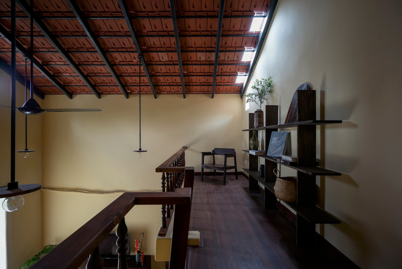 Công trình là một tổ hợp các khối nhà có độ cao mái khác nhau, được nối với nhau bằng hành lang chung nhưng vẫn đảm bảo tính riêng tư của từng gian.