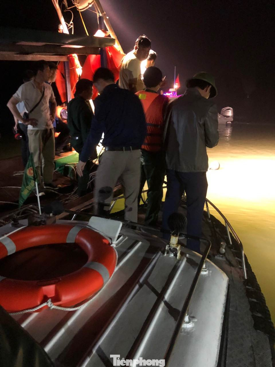 Ngay khi nhận được thông tin về việc mất liên lạc của máy bay, Văn phòng Ủy ban Quốc gia Ứng phó sự cố, thiên tai và tìm kiếm cứu nạn (ƯPTN & TKCN) đã chỉ đạo các lực lượng vào cuộc, tiếp cận hiện trường, cứu các nạn nhân (Ảnh: Hoàng Dương). Ngay khi nhận được thông tin về việc mất liên lạc của máy bay, Văn phòng Ủy ban Quốc gia Ứng phó sự cố, thiên tai và tìm kiếm cứu nạn (ƯPTN & TKCN) đã chỉ đạo các lực lượng vào cuộc, tiếp cận hiện trường, cứu các nạn nhân (Ảnh: Hoàng Dương).