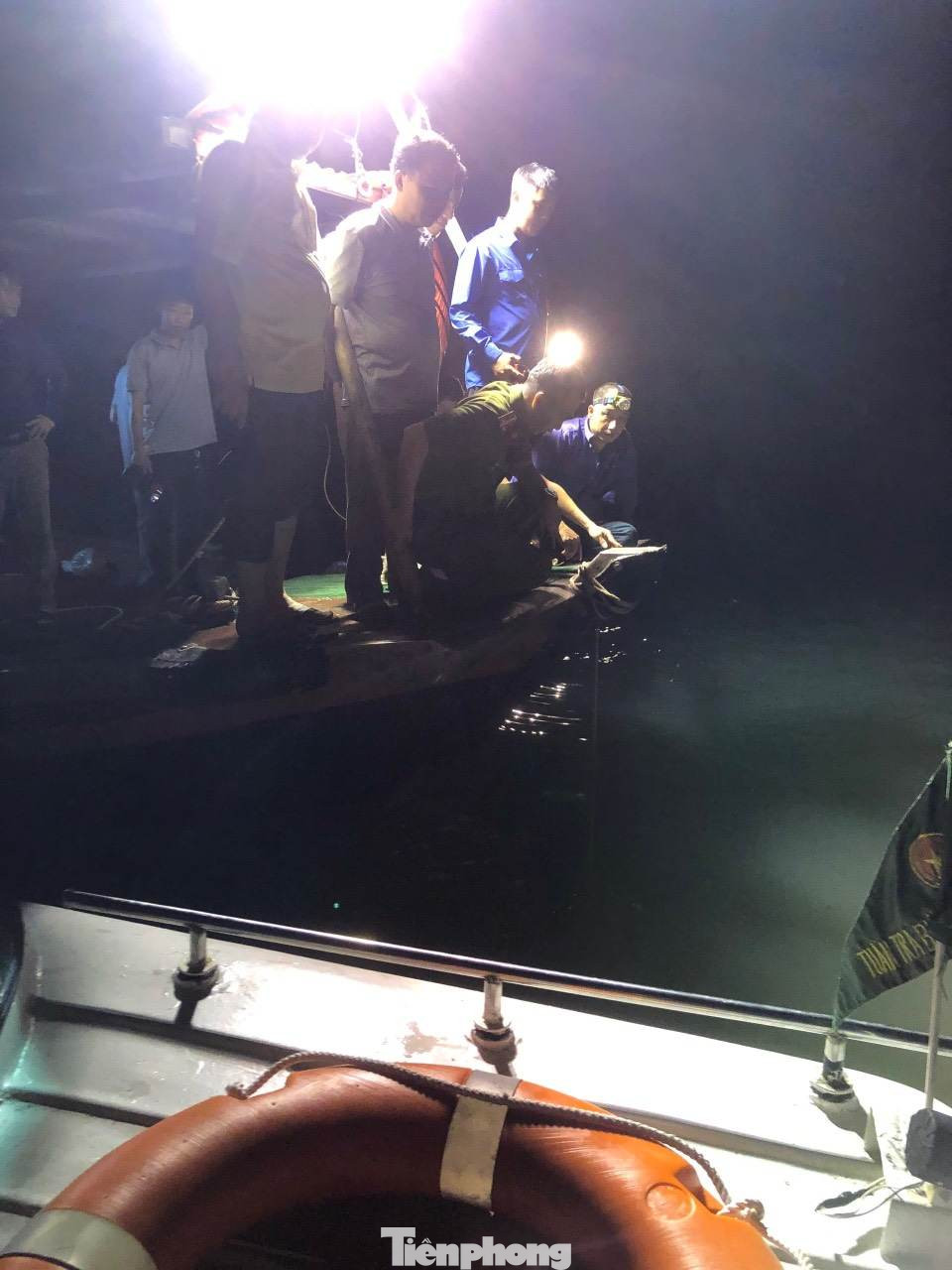 Đến 21h cùng ngày, lực lượng cứu hộ cứu nạn đã vớt được thi thể 2 nạn nhân và một số mảnh vỡ của máy bay tại vị trí mép bờ đảo Hòn Dép, tọa độ 20’51’51.2”N-107’01’13.4”E (Ảnh: Nguyễn Minh). Đến 21h cùng ngày, lực lượng cứu hộ cứu nạn đã vớt được thi thể 2 nạn nhân và một số mảnh vỡ của máy bay tại vị trí mép bờ đảo Hòn Dép, tọa độ 20’51’51.2”N-107’01’13.4”E (Ảnh: Nguyễn Minh).