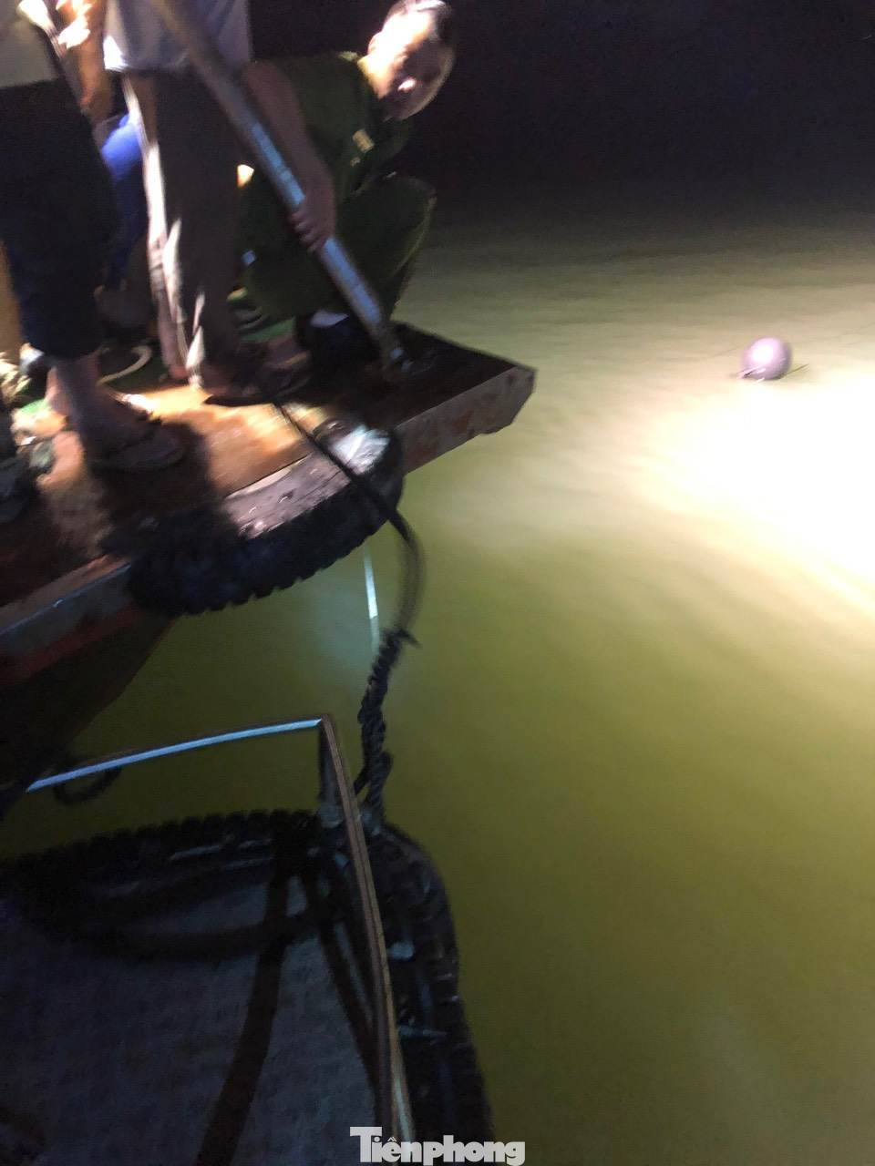 Đến 21h cùng ngày, lực lượng cứu hộ cứu nạn đã vớt được thi thể 2 nạn nhân và một số mảnh vỡ của máy bay tại vị trí mép bờ đảo Hòn Dép, tọa độ 20’51’51.2”N-107’01’13.4”E (Ảnh: Nguyễn Minh). Đến 21h cùng ngày, lực lượng cứu hộ cứu nạn đã vớt được thi thể 2 nạn nhân và một số mảnh vỡ của máy bay tại vị trí mép bờ đảo Hòn Dép, tọa độ 20’51’51.2”N-107’01’13.4”E (Ảnh: Nguyễn Minh).