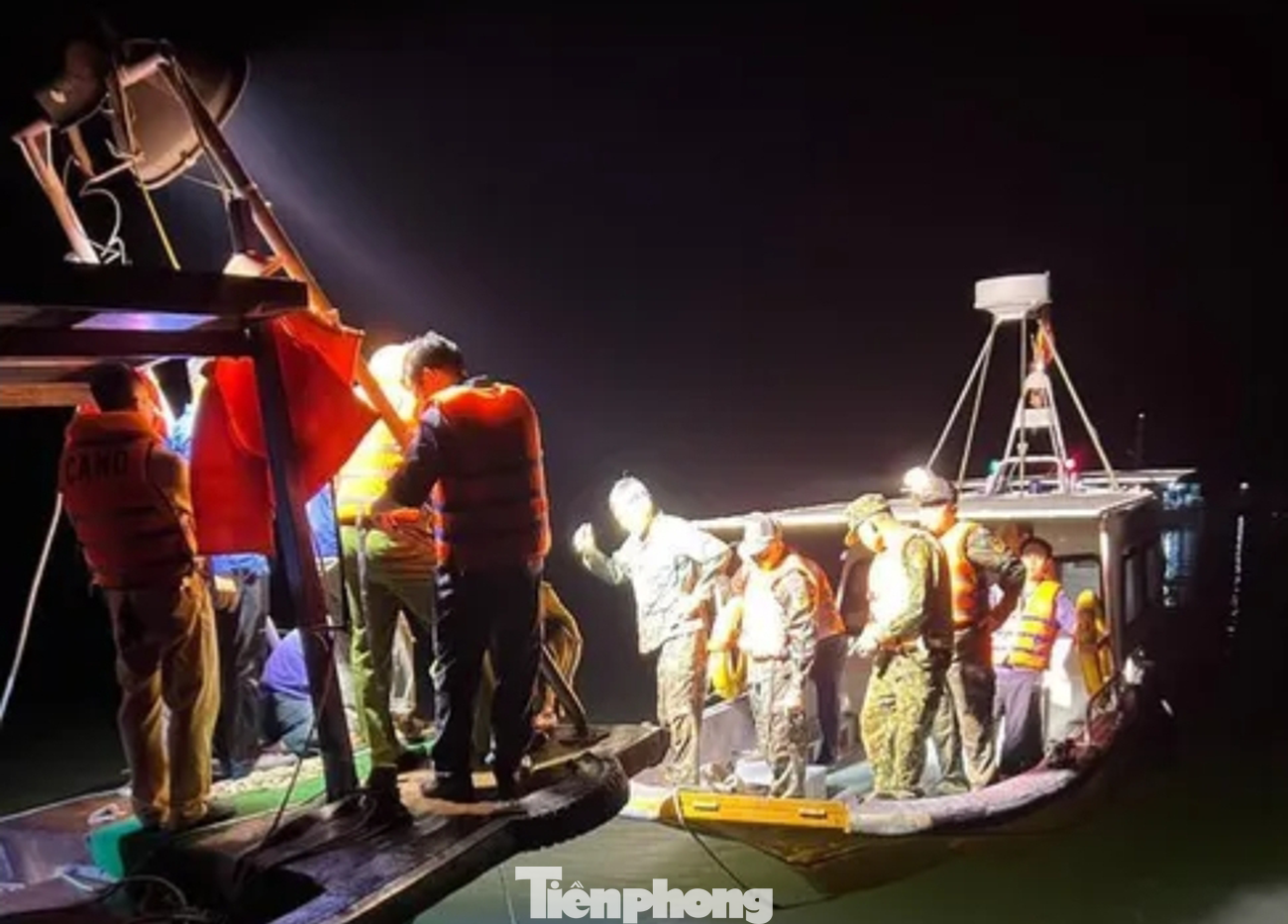 Các lực lượng được huy động gồm: Binh đoàn 18, Bộ Tổng tham mưu Quân chủng phòng không - không quân, Hải quân, Bộ Chỉ huy quân sự Hải PHòng, Quảng Ninh, Bộ đội Biên phòng (Ảnh: Hoàng Dương). Các lực lượng được huy động gồm: Binh đoàn 18, Bộ Tổng tham mưu Quân chủng phòng không - không quân, Hải quân, Bộ Chỉ huy quân sự Hải PHòng, Quảng Ninh, Bộ đội Biên phòng (Ảnh: Hoàng Dương).