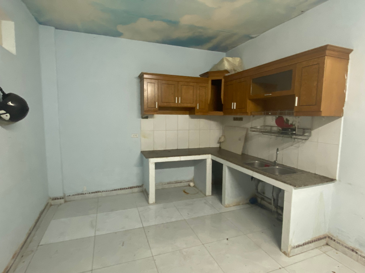 Để tiết kiệm ngân sách, phần bếp gần như được giữ lại hoàn toàn và chỉnh sửa một số chỗ để phù hợp với không gian đang có.