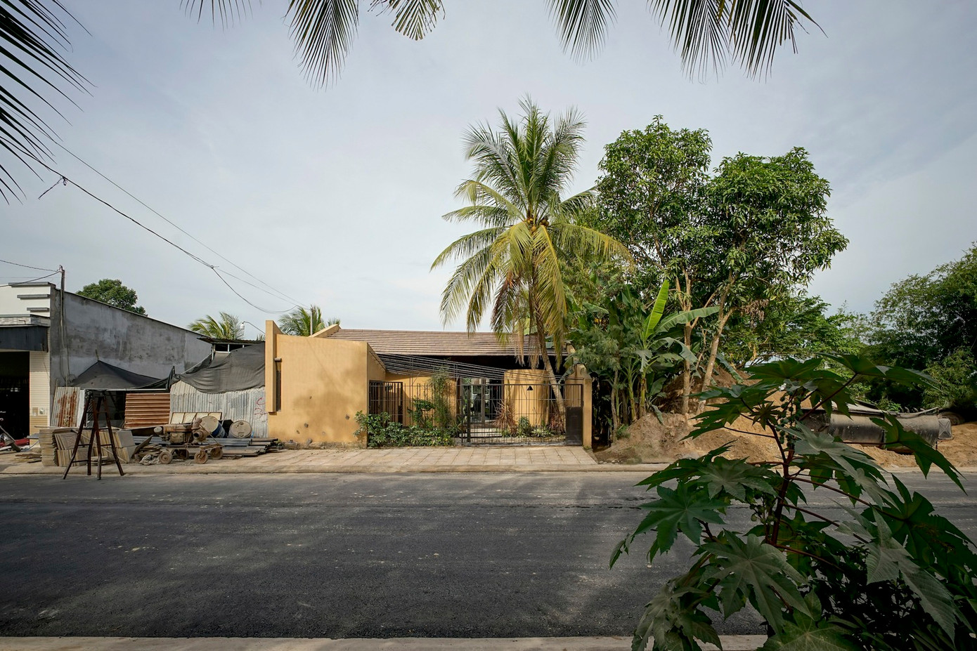 Sau một thời gian dài sống ở thành phố, gia chủ quyết định bán nhà rồi chuyển về quê sống gần gia đình. Từ đó, một ngôi nhà vườn giống như chiếc tổ chim được hình thành ở TP Cao Lãnh (Đồng Tháp). Sau một thời gian dài sống ở thành phố, gia chủ quyết định bán nhà rồi chuyển về quê sống gần gia đình. Từ đó, một ngôi nhà vườn giống như chiếc tổ chim được hình thành ở TP Cao Lãnh (Đồng Tháp).