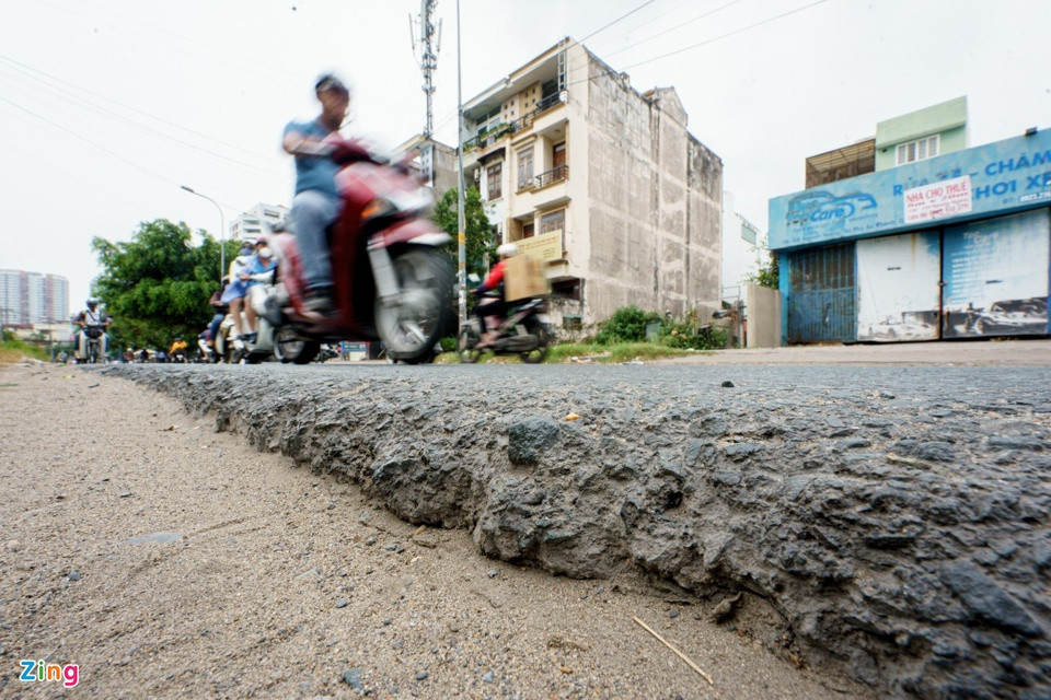 Đường Nguyễn Hoàng (phường An Phú, TP Thủ Đức) xuống cấp nhiều năm nhưng không được tu sửa. Ảnh: Chí Hùng. Đường Nguyễn Hoàng (phường An Phú, TP Thủ Đức) xuống cấp nhiều năm nhưng không được tu sửa. Ảnh: Chí Hùng.