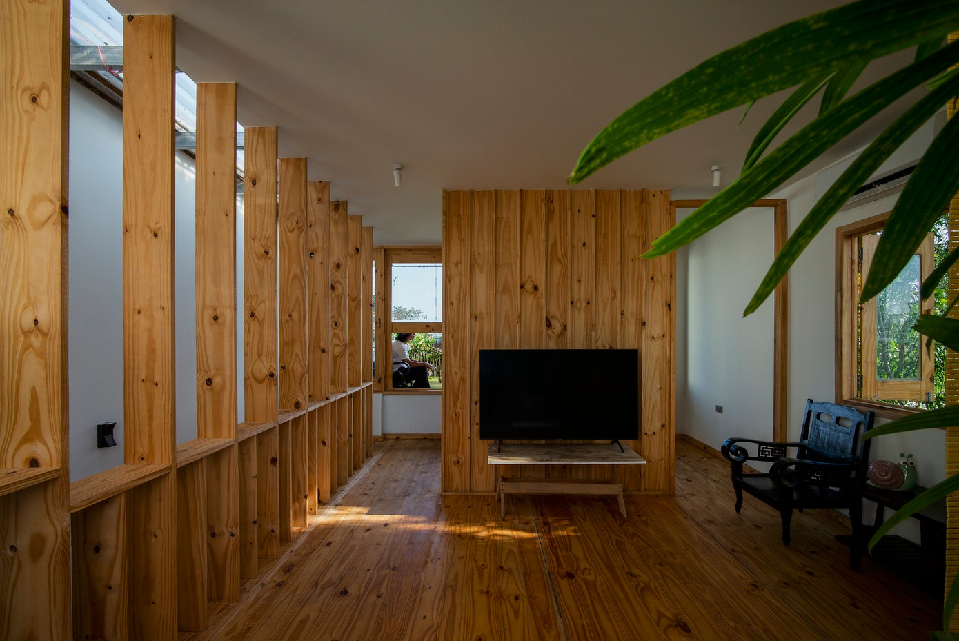 Toàn bộ hệ thống cửa trong nhà đều làm bằng kính để không gian luôn tràn ngập ánh sáng tự nhiên và thông thoáng.