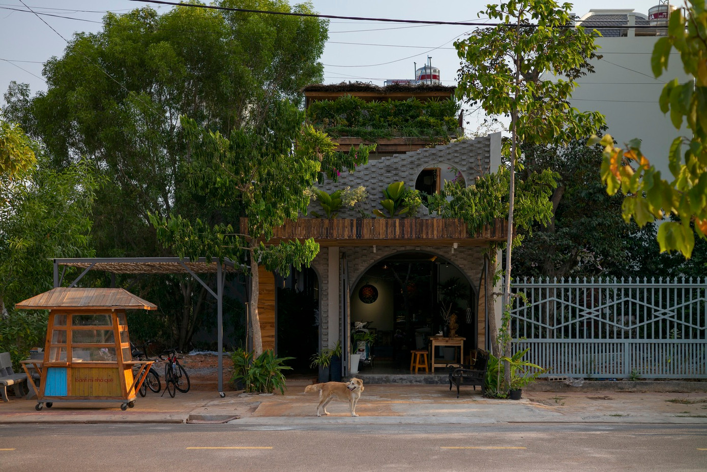 Gia chủ của ngôi nhà này là người hâm mộ tác phẩm “Dế Mèn phiêu lưu ký” của nhà văn Tô Hoài do đó anh luôn muốn tự xây dựng cho mình một căn nhà như dế mèn.