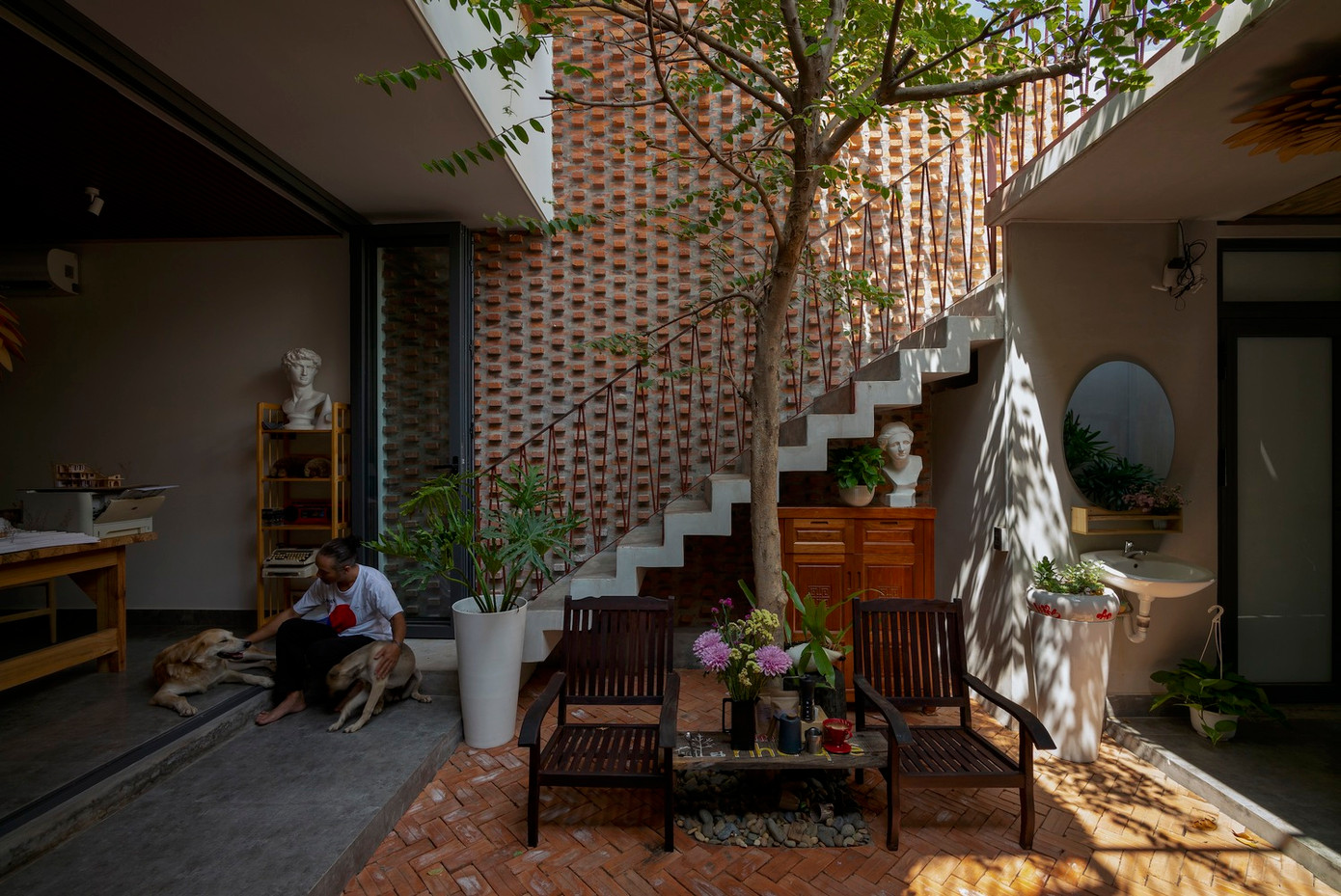 Vật liệu xây dựng ngôi nhà chủ yếu là vật liệu tái chế như gỗ, thép và gạch cũ.