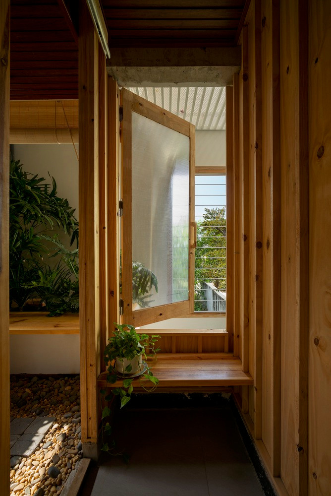 Toàn bộ hệ thống cửa trong nhà đều làm bằng kính để không gian luôn tràn ngập ánh sáng tự nhiên và thông thoáng.