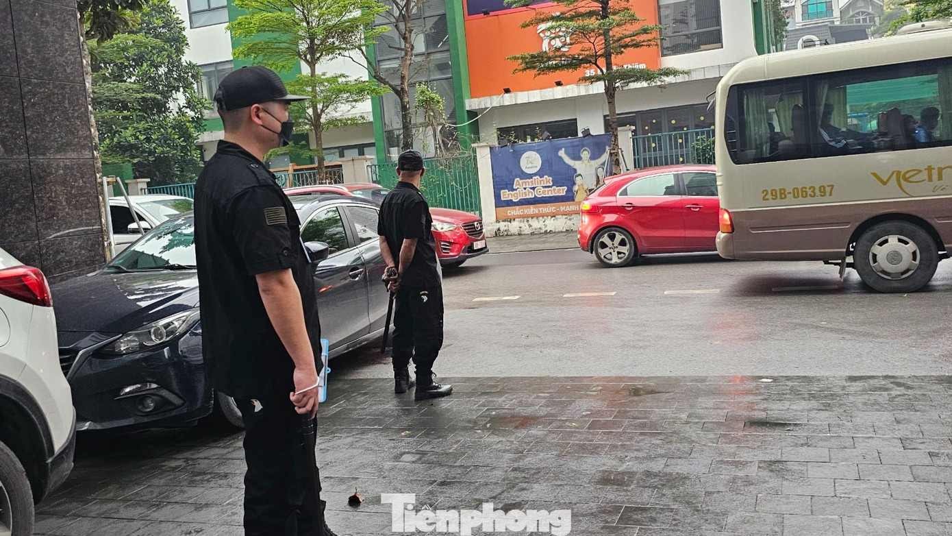 “Bình thường chúng tôi gửi xe ở bãi giữ xe bên cạnh, song nay không cho vào bãi. Họ còn huy động thêm lực lượng an ninh cầm dùi cui để chặn người dân. Chúng tôi đồng ý đóng phí dịch vụ, nhưng với điều kiện chủ đầu tư phải cam kết về thời gian hoàn tất toàn bộ tiện ích cho cư dân&quot;, anh N nói.