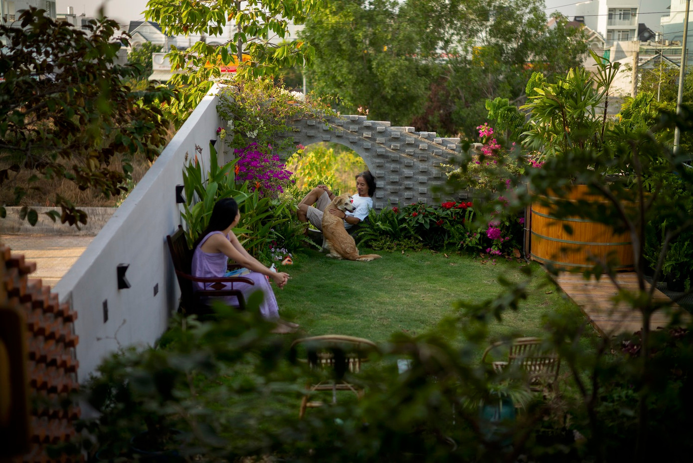 Theo quan điểm của gia chủ, một ngôi nhà không cần phải có quá nhiều vách ngăn nhưng nên kết nối được nhiều không gian nhất có thể và có không khí trong lành tràn vào.