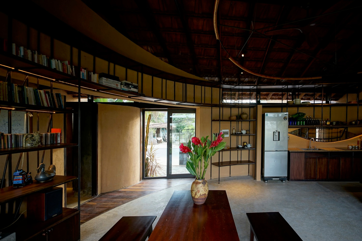 Sau khi hoàn thành, ngôi nhà tổ chim giữa vườn của nhà thơ khiến nhiều người không khỏi mê mẩn vì quá đẹp và tiện nghi dù xây dựng từ vật liệu tái chế. Sau khi hoàn thành, ngôi nhà tổ chim giữa vườn của nhà thơ khiến nhiều người không khỏi mê mẩn vì quá đẹp và tiện nghi dù xây dựng từ vật liệu tái chế.