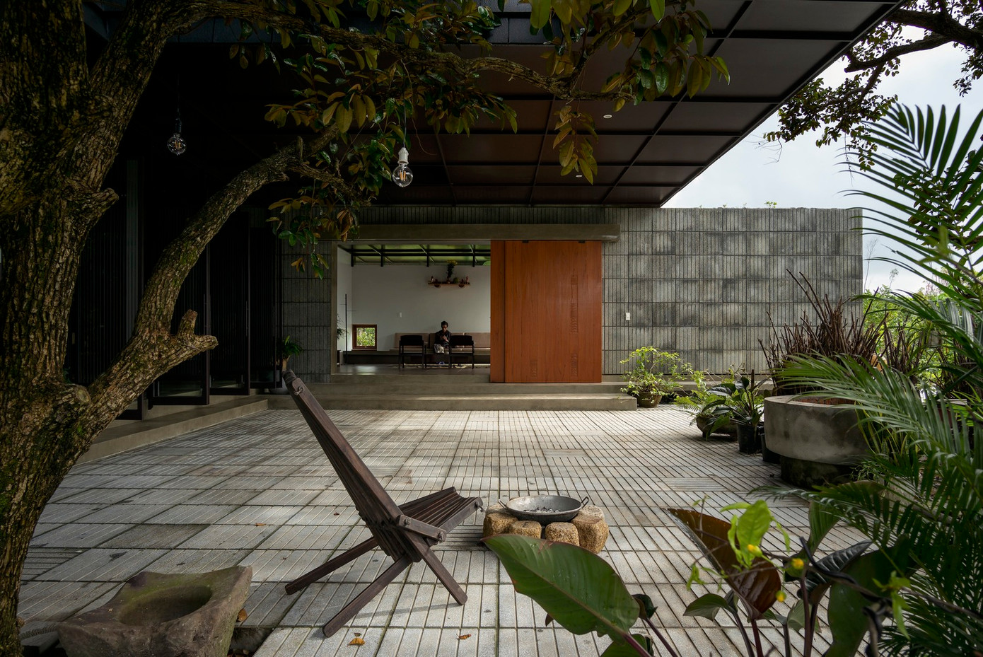 Ngôi nhà sử dụng mái lớn và dày để tạo không gian cách nhiệt trong khi mái hiên có độ mở lớn giúp điều tiết bóng râm và độ mát cho công trình ở mức vừa phải, hạn chế sự khắc nghiệt của khí hậu miền Trung. Do đó, mái nhà có chức năng tương tự một chiếc điều hòa hai chiều. Ngôi nhà sử dụng mái lớn và dày để tạo không gian cách nhiệt trong khi mái hiên có độ mở lớn giúp điều tiết bóng râm và độ mát cho công trình ở mức vừa phải, hạn chế sự khắc nghiệt của khí hậu miền Trung. Do đó, mái nhà có chức năng tương tự một chiếc điều hòa hai chiều.