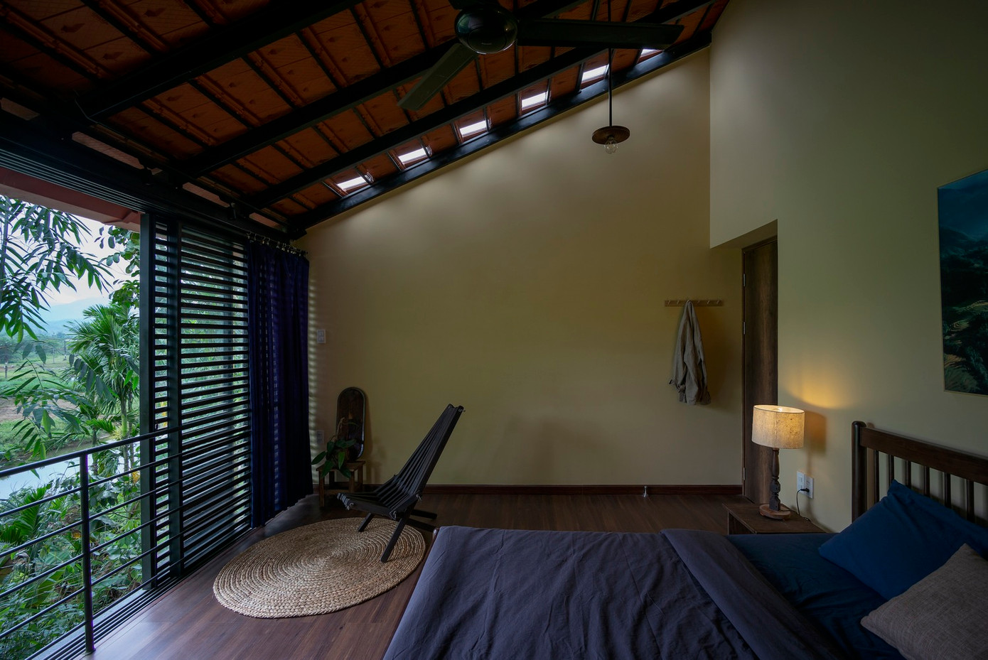 Trong khi hai khối thấp hơn là không gian cho ba phòng ngủ, thì khối cao nhất bao gồm phòng khách, nhà bếp và khu vực ăn uống. Hai khối bên dùng làm nhà để xe và phòng tắm.